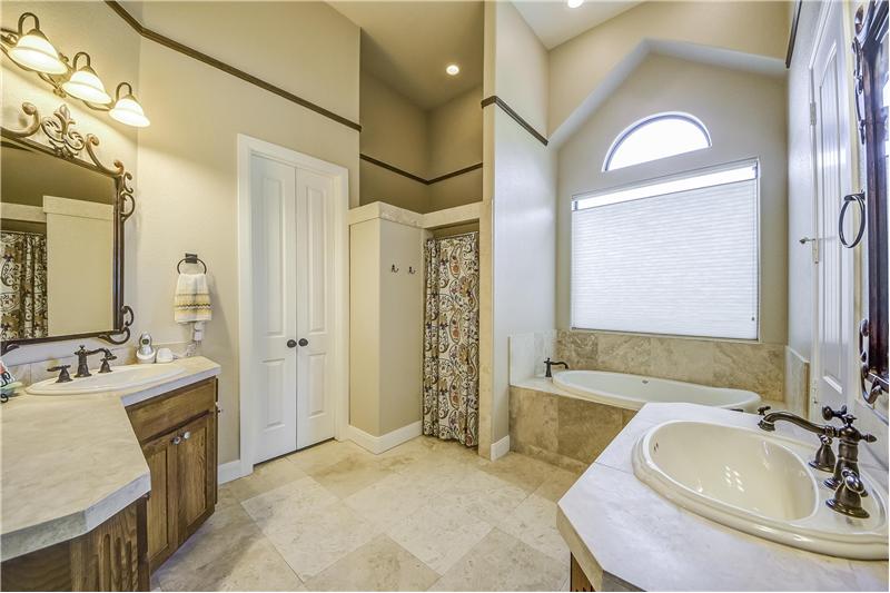 Lovely master bath with plenty of space