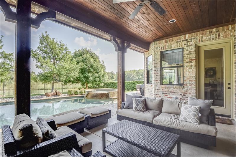Great space for summer or winter!