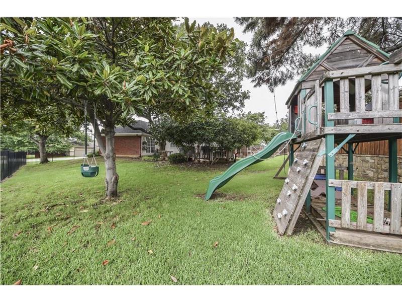 Huge yard to enjoy summers!