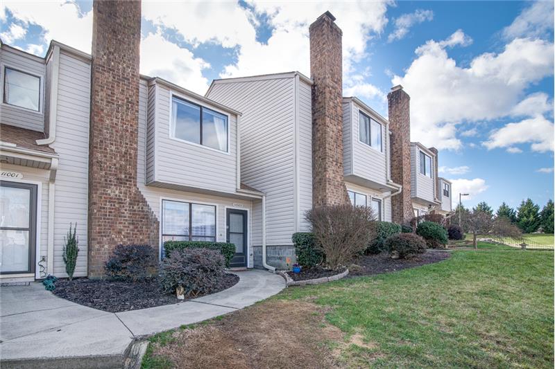 This beautifully maintained town home is perfectly located in south Charlotte near I-485.