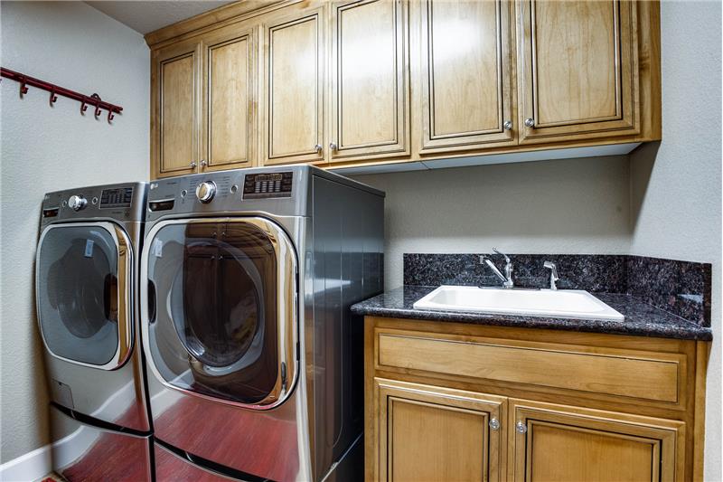 laundry room w sink and cabinets