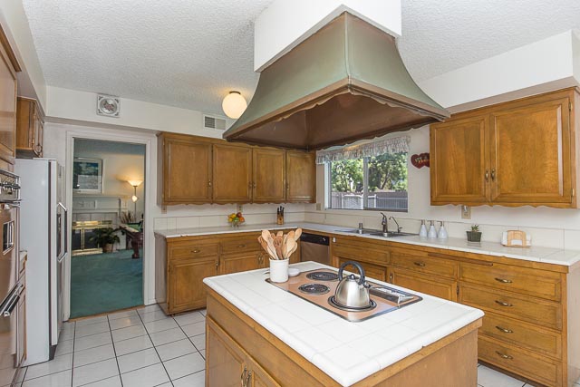 Island Kitchen w/Electric Range