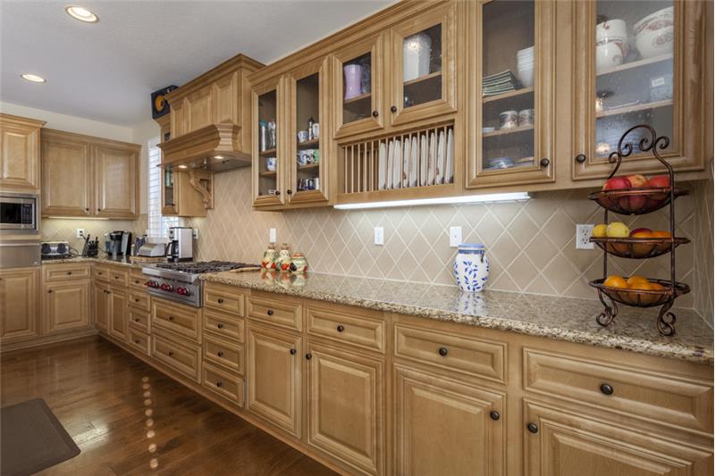 Under-Cabinet Lighting w/Display upper cabinets and plate rack