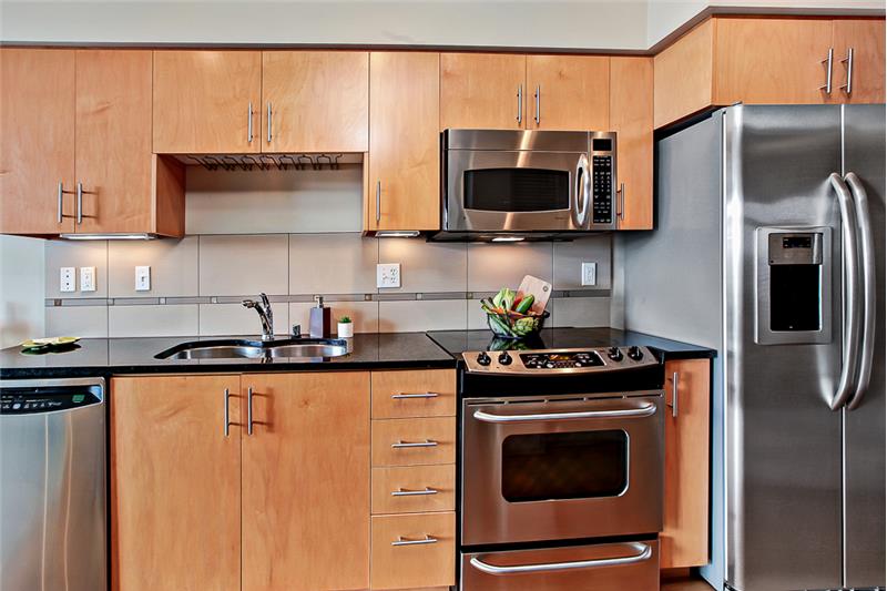 Beautiful kitchen with granite counters & SS appliances
