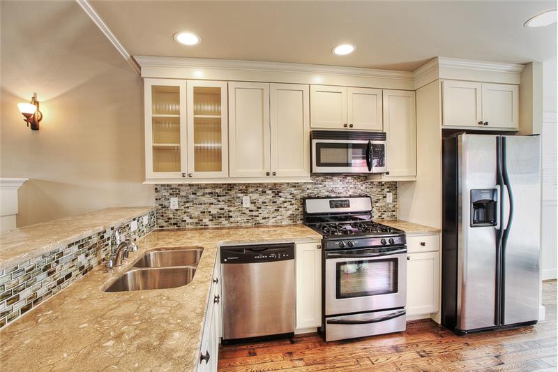 Gourmet Kitchen! Gas Range, Custom backsplash.