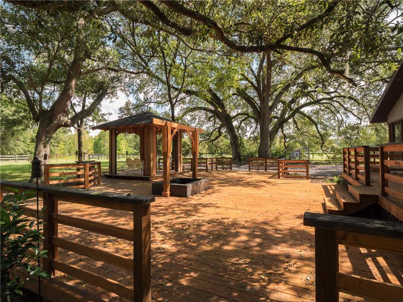 1400 Sq Ft Outdoor Deck