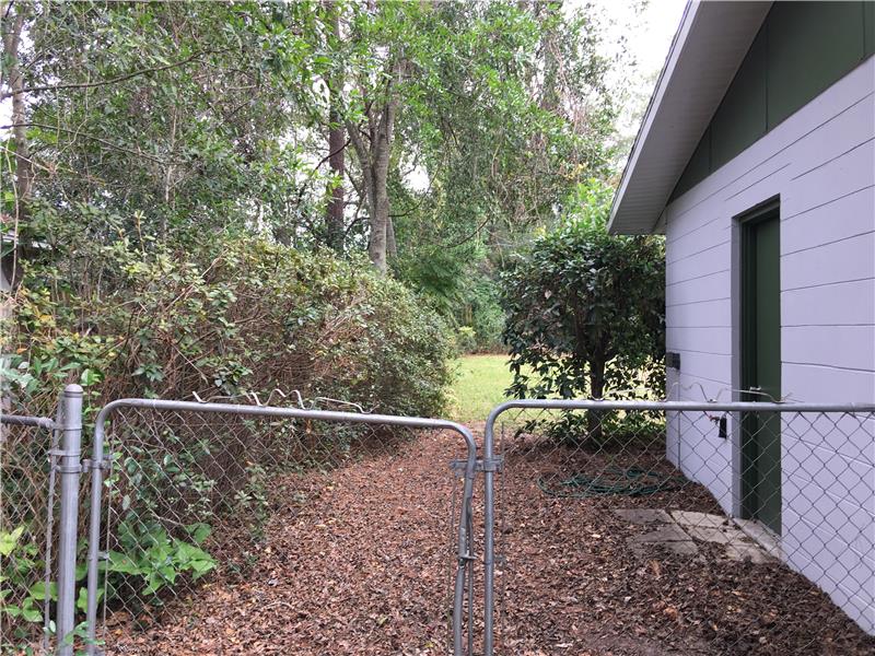 Side Gate