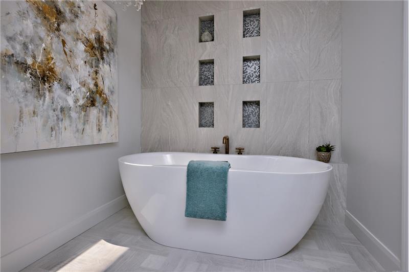 Luxe soaking tub, candles please!