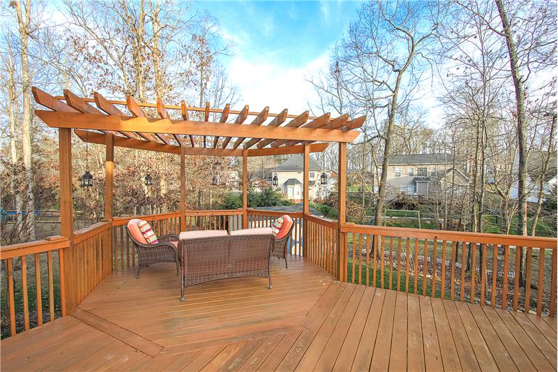 Expansive decking with pergola