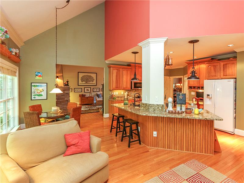 Vaulted ceiling in breakfast-morning room