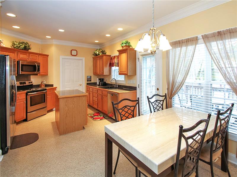 Warm eat-in kitchen with island