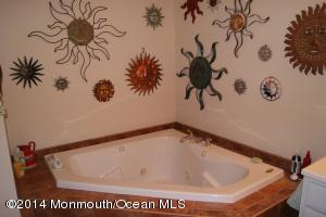 Soaking tub in upstairs main bath!