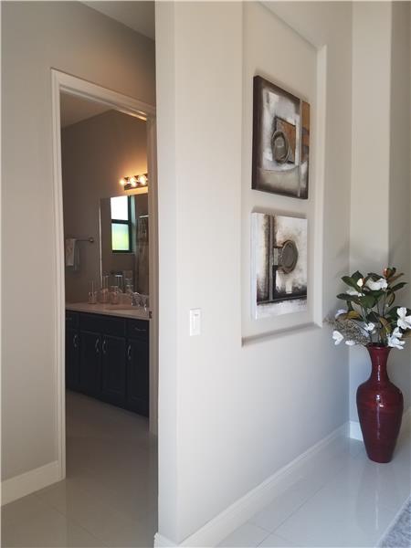 Entry area, to the left Bedrooms and Guest Bath