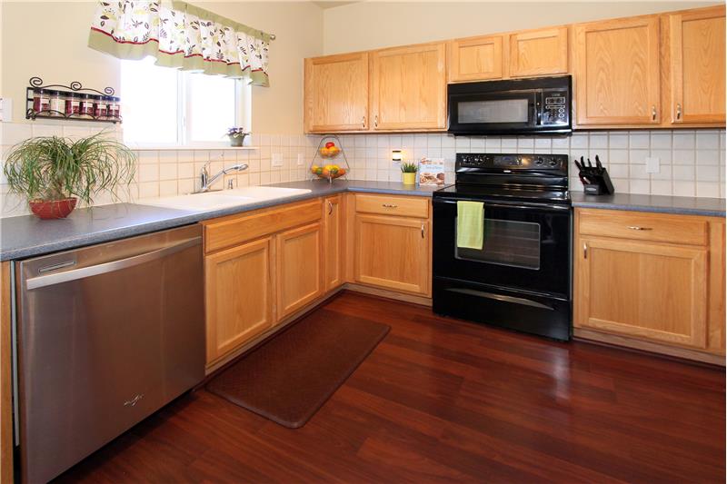 All kitchen appliances stay!
