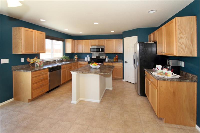Spacious eat-in kitchen