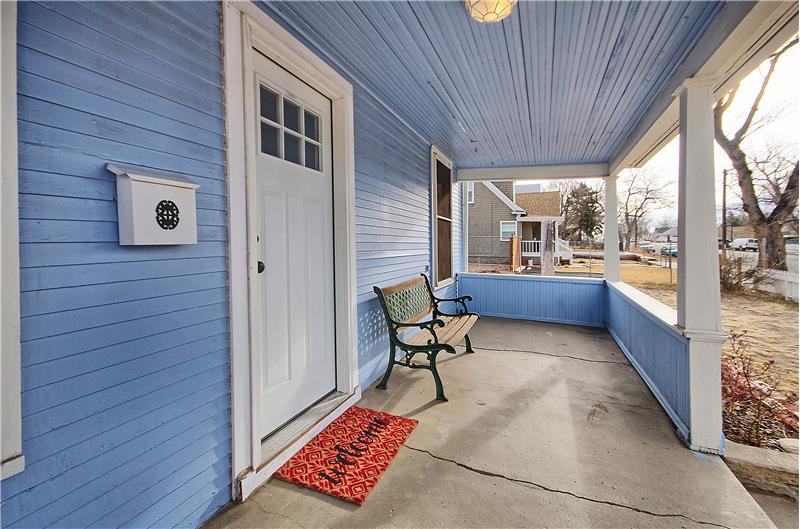 Covered front porch!