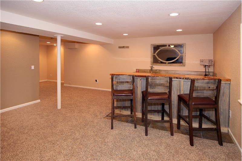 Large rec room in basement with wet bar!