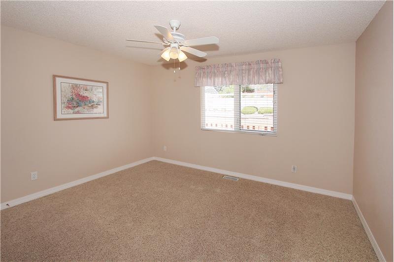 Secondary bedroom with ceiling fan