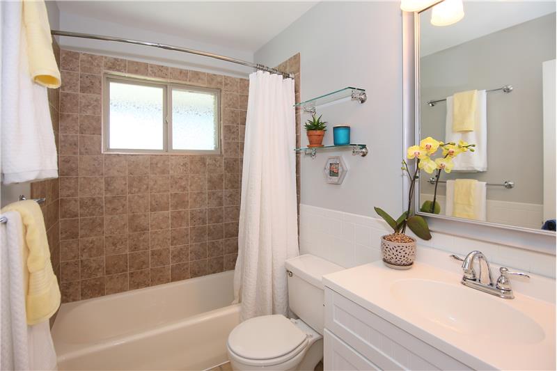 Full bath with tile surround