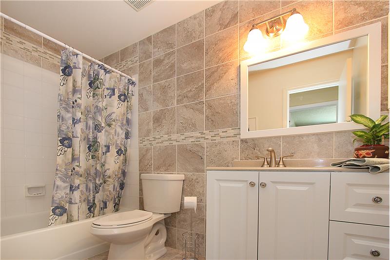 Updated full bath with tile on upper level