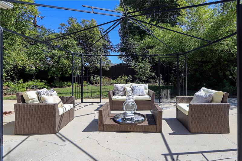 Private Yard & Patio