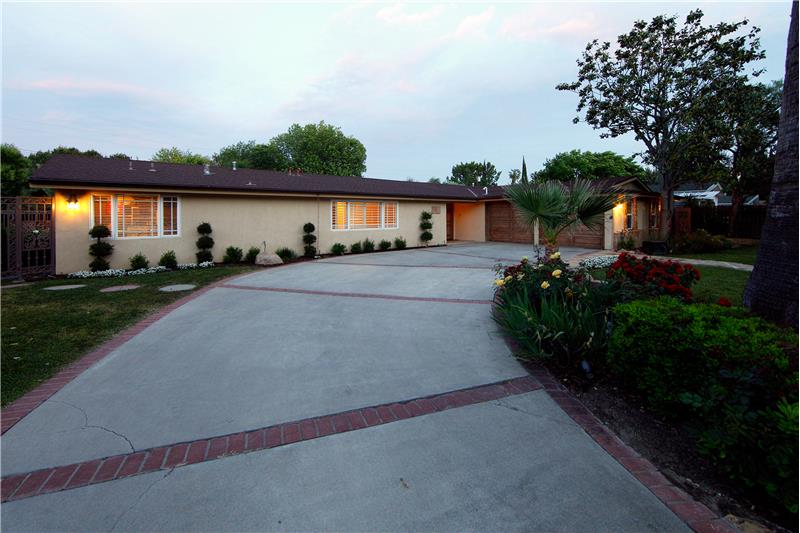 5704 Comanche Ave.