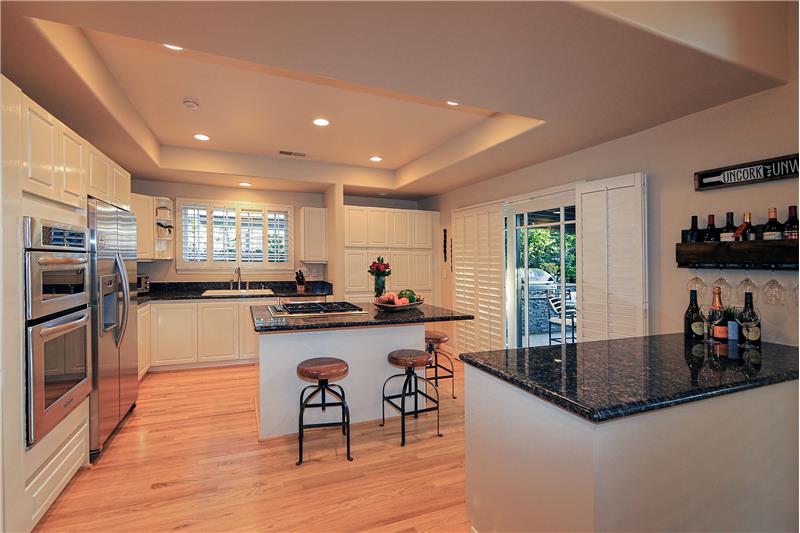 Kitchen & Bar