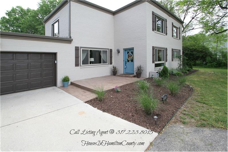 6565 Allisonville Rd - Front patio
