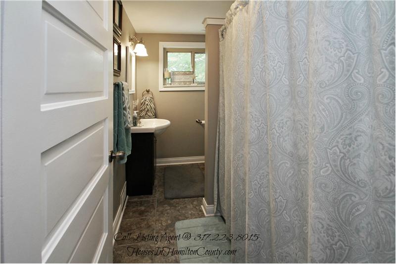 6565 Allisonville Rd - Upstairs Bathroom