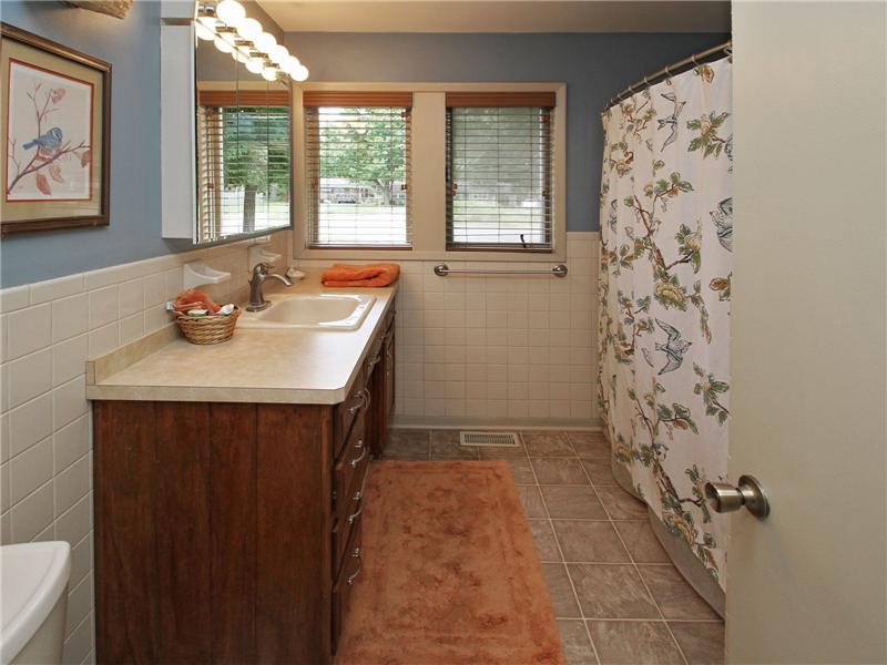 Full bathroom w/raised vanity