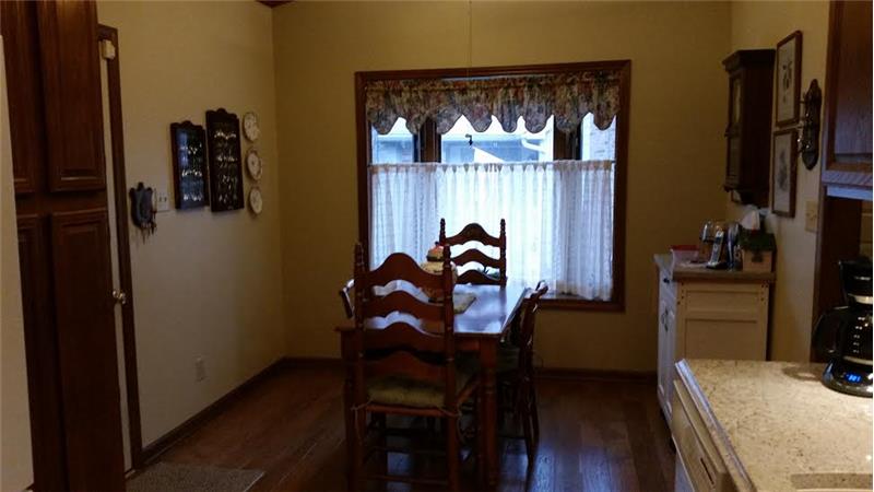8055 Foxchase Dr, - Breakfast nook and bay window.