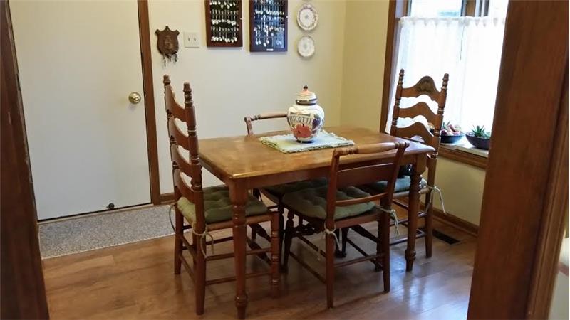 8055 Foxchase Dr, - Breakfast nook