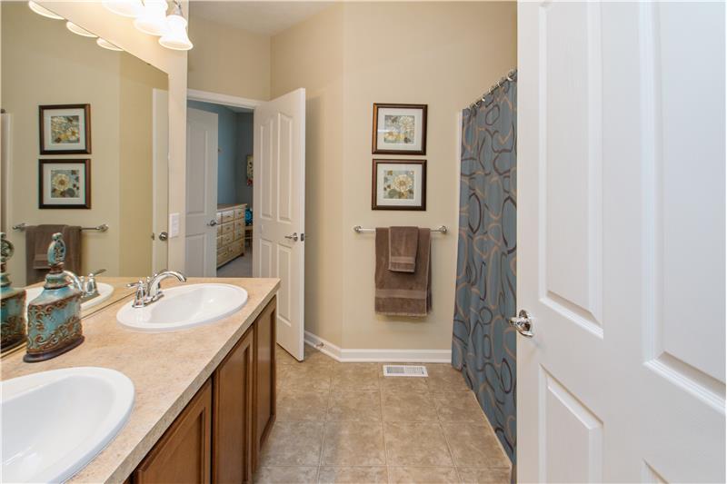 13334 Hockley Dr - Jack & Jill Bathroom