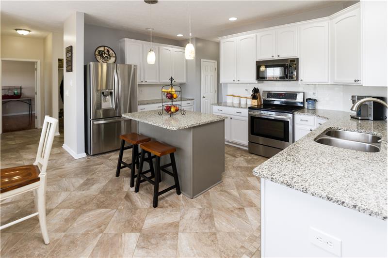 Kitchen w/center island