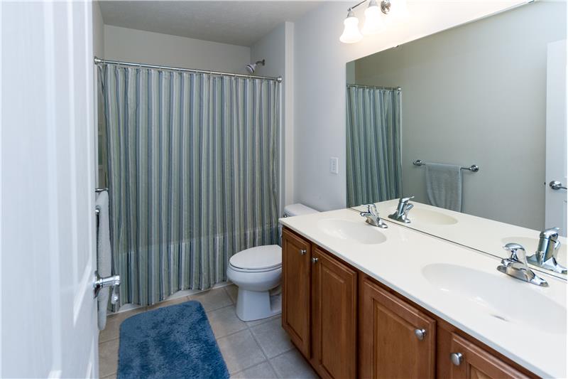 12811 Milton Rd - Full upstairs bathroom