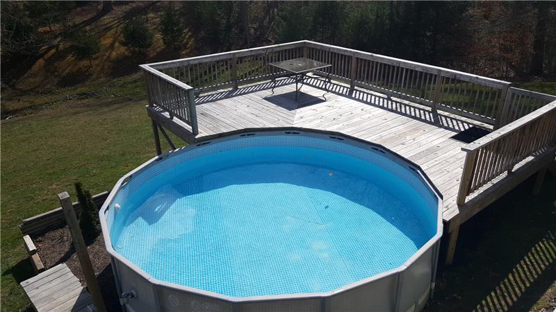 pool with deck (filter/pump/vacuum)