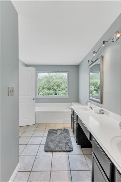 Luxury bath w/2 sinks, tile floor, soaking tub
