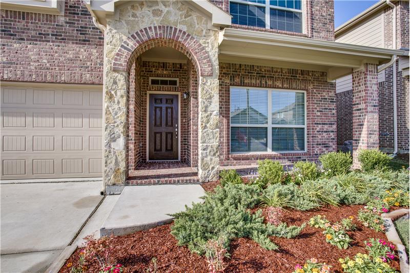 Great front porch - lots of curb appeal