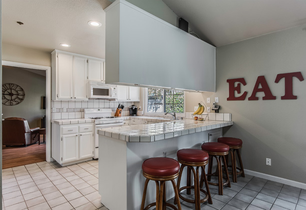 Kitchen with breakfast bar