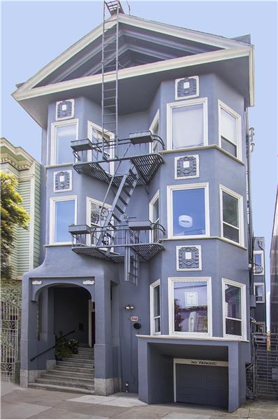 1373 Grove is mere steps away from a weekly farmers market and some of the city’s most acclaimed eateries, as well as easy acces