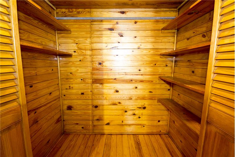 Closet... all closets are like this