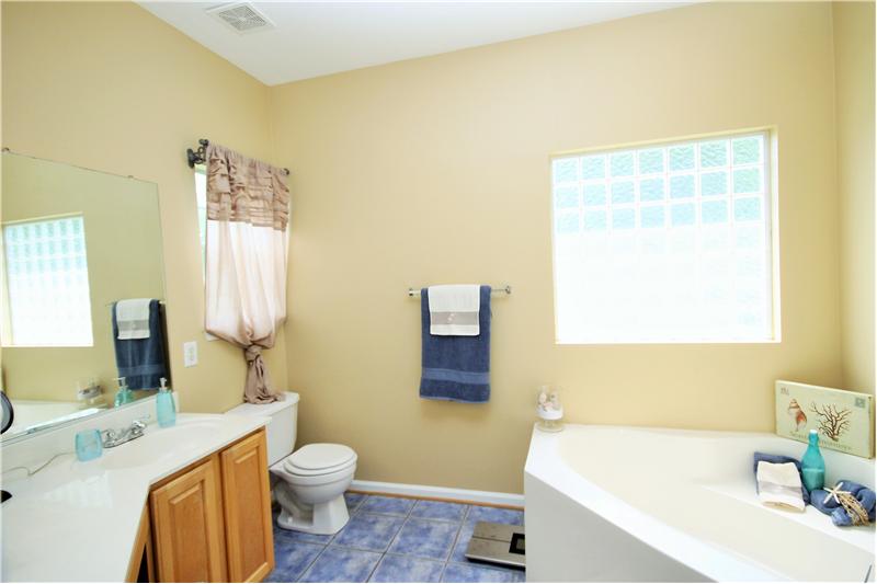 Master spa with large tub, relax!