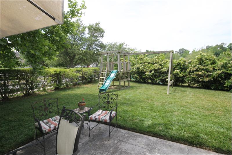 Play set can stay or go.....your choice