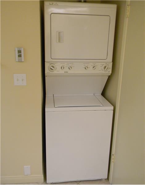 Stackable washer/dryer included