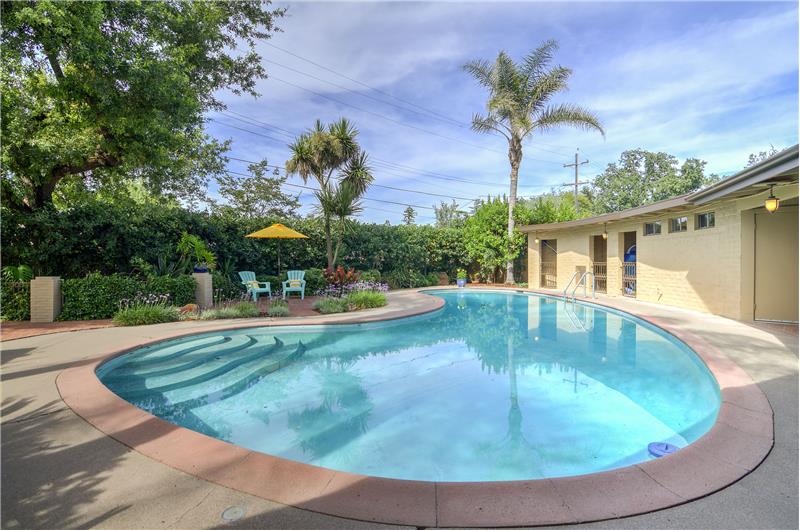 Large Pool & Private Setting