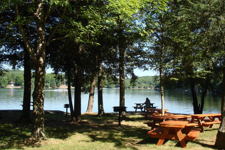Park on Roamingwood Lake