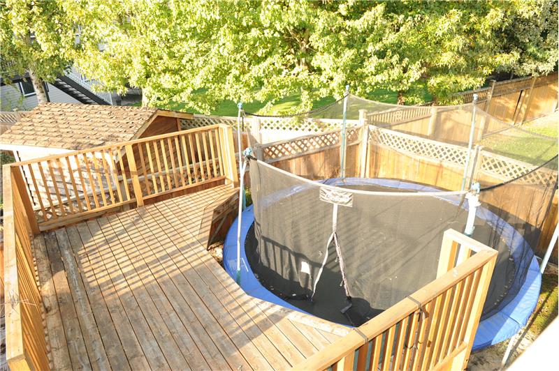Exterior Yard with Trampoline