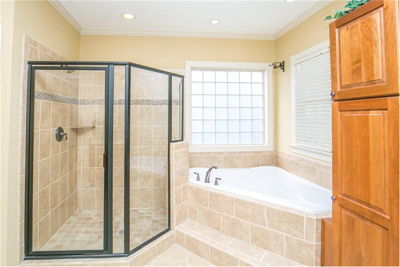 LARGE SHOWER AND SOAKING TUB