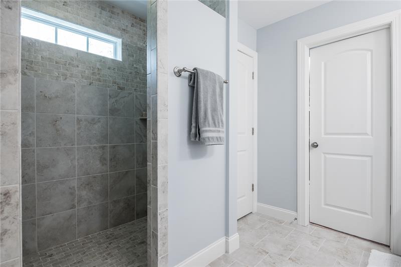 Large Double Shower - Luxurious :)