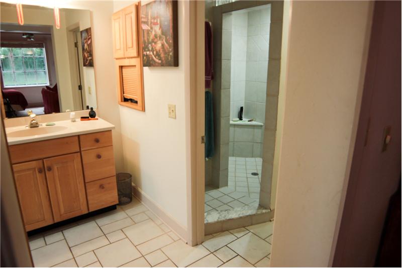 Front Master bathroom (bedroom 2)